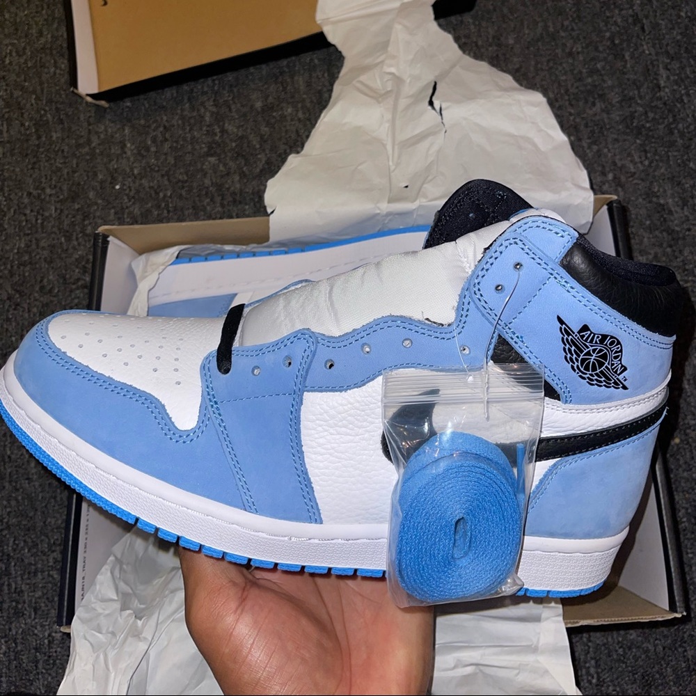 “University blue” Jordan 1